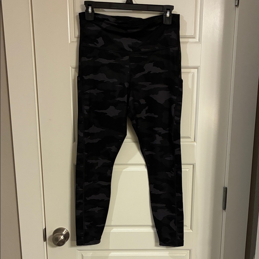 Athleta Ultimate Camo 7/8 Tight Leggings